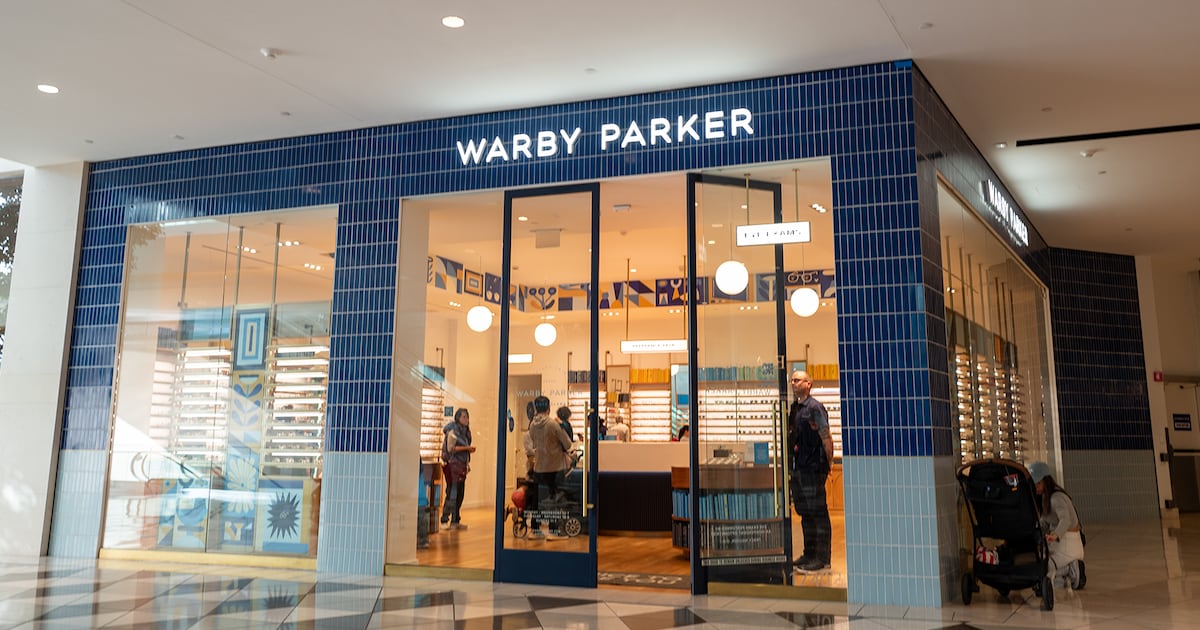 Warby Parker anuncia mudanças de executivos, fim de try-on em casa