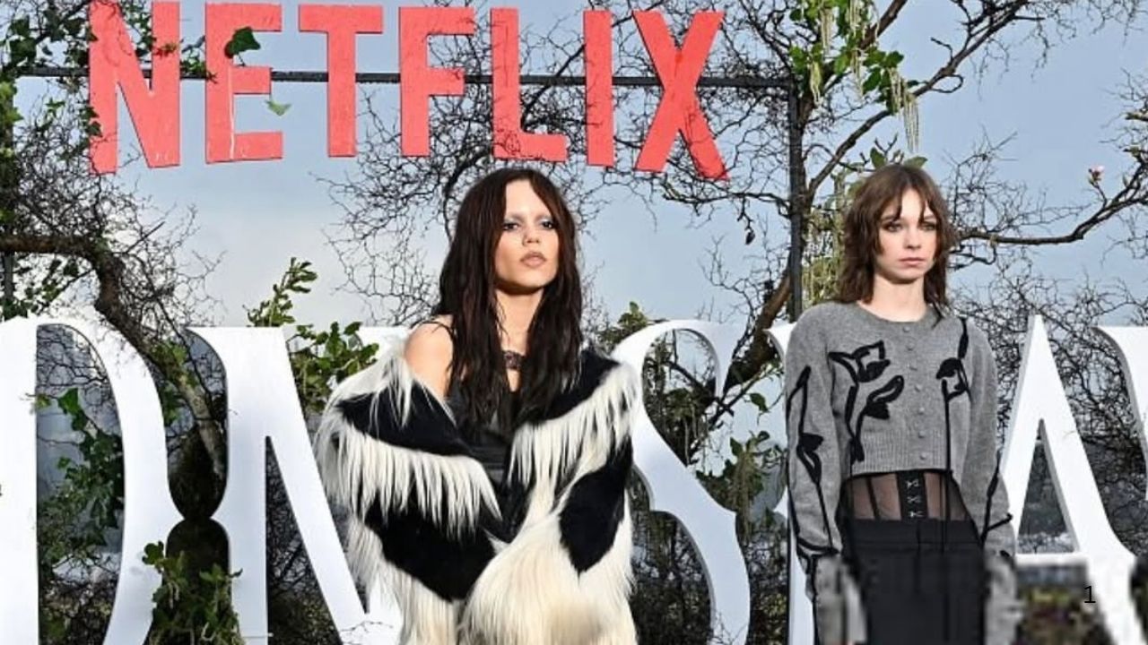 Jenna Ortega usava um visual de Valentino em preto e branco enquanto promove a segunda temporada de 'quarta -feira' na Austrália