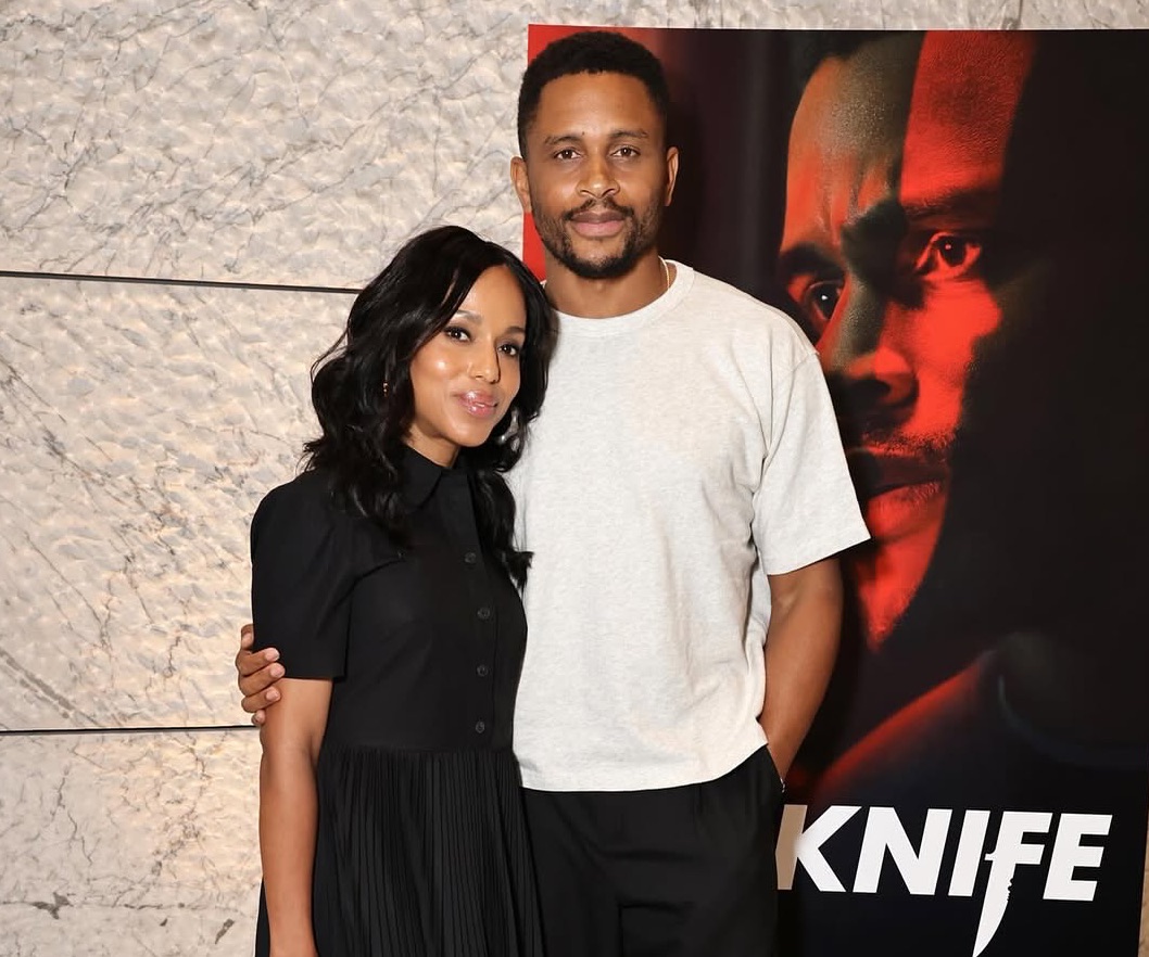 Kerry Washington usa vestido preto Tory Burch com bege deserto e bolsa de galeria da Prada Orange na triagem da faca