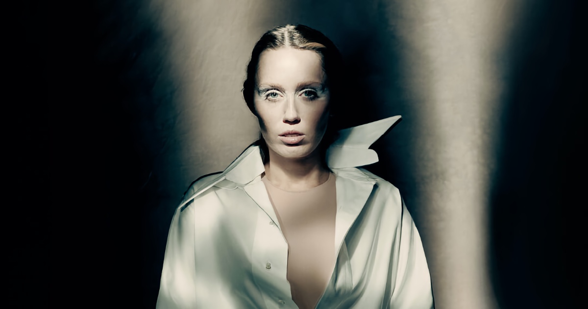 Miley Cyrus parece uma pintura no anúncio da Maison Margiela