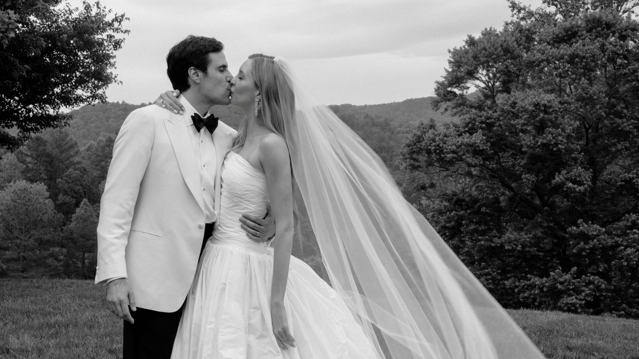 A noiva usava Oscar de la Renta para se casar sob as árvores Magnolia na Blackberry Farm
