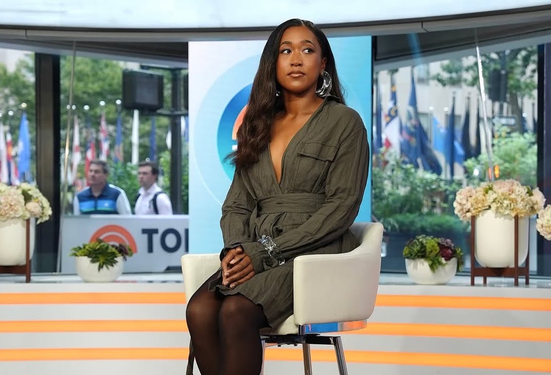 Naomi Osaka atordoa com o visual de Ferragamo verde completo com jóias de Alexis Bittar no programa Today