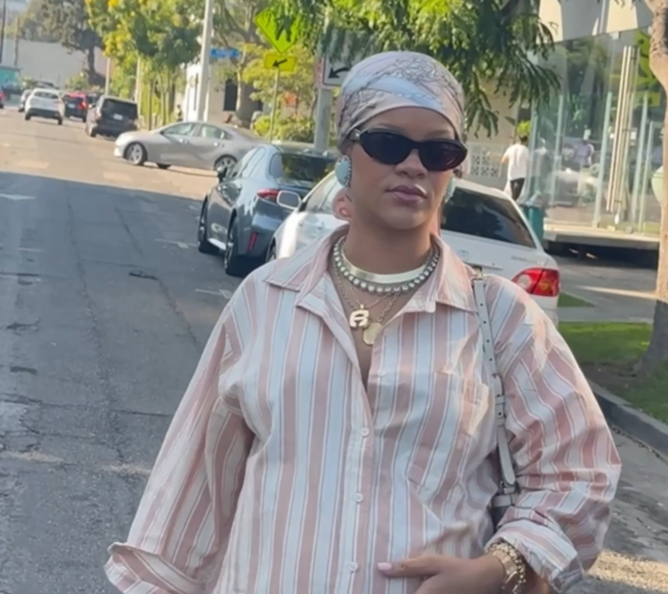 Rihanna vistou em Los Angeles vestindo um conjunto listrado de selvagem x Fenty pijama e blush cetim Maison Margiela Tabi Ballet Flats