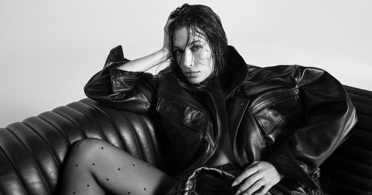 Hailey Bieber vira cabeças na campanha Saint Laurent Fall 2025
