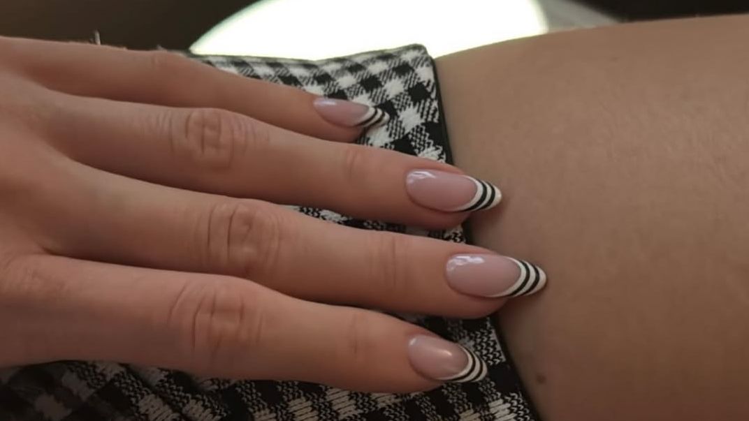As unhas francesas listradas são a manicure de transição mais legal para o outono