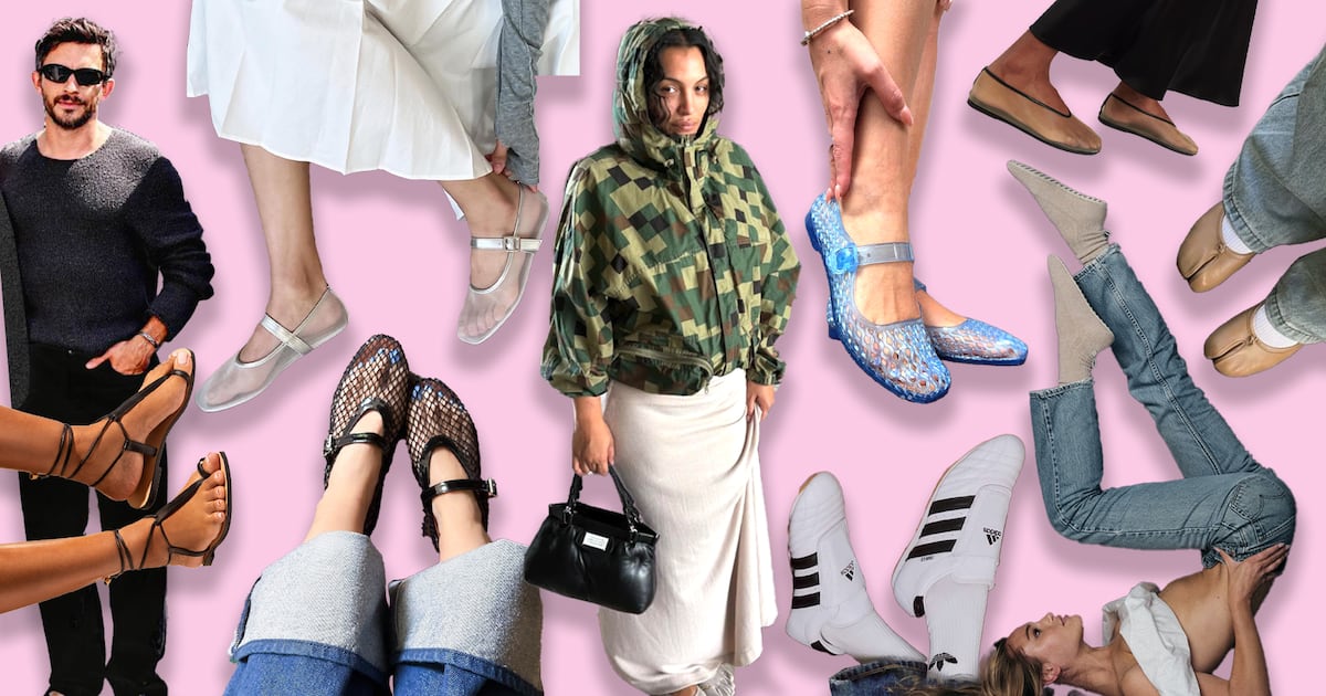 Por que os sapatos continuam encolhendo: chinelos, planos e tênis finos