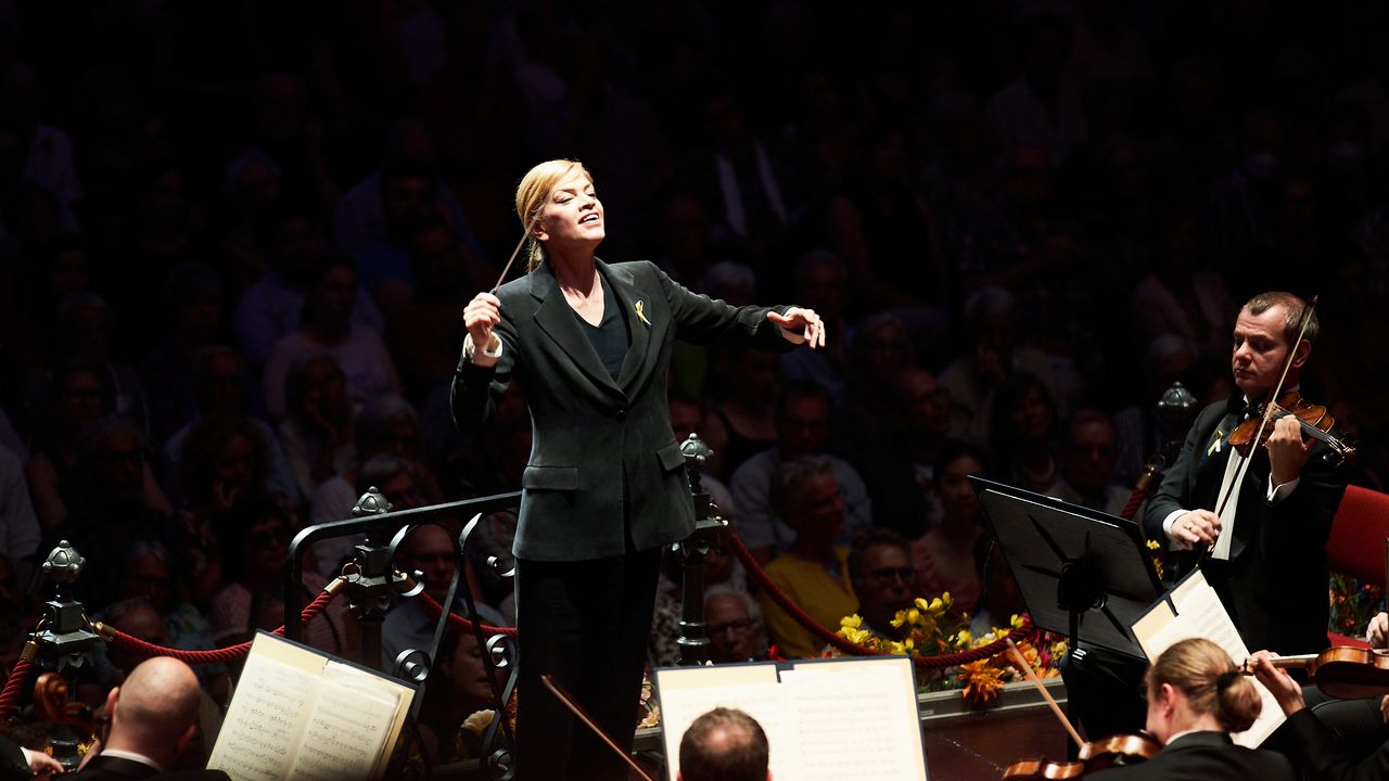 A maestro Keri-Lynn Wilson em sua quarta turnê com a Orquestra da Liberdade Ucraniana-e sua amada coleção de vyshyvankas