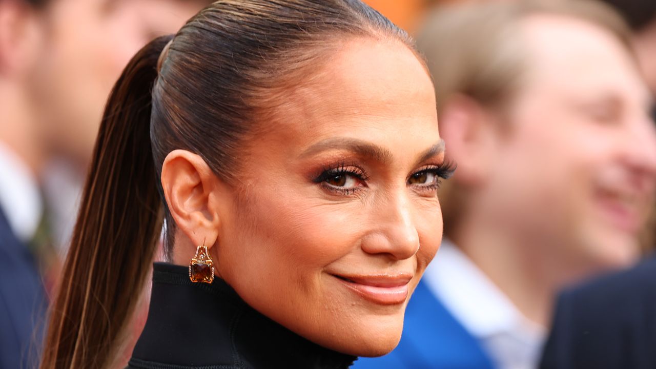 Jennifer Lopez acabou de assinar essa tendência divisiva de unhas gen-z para outono