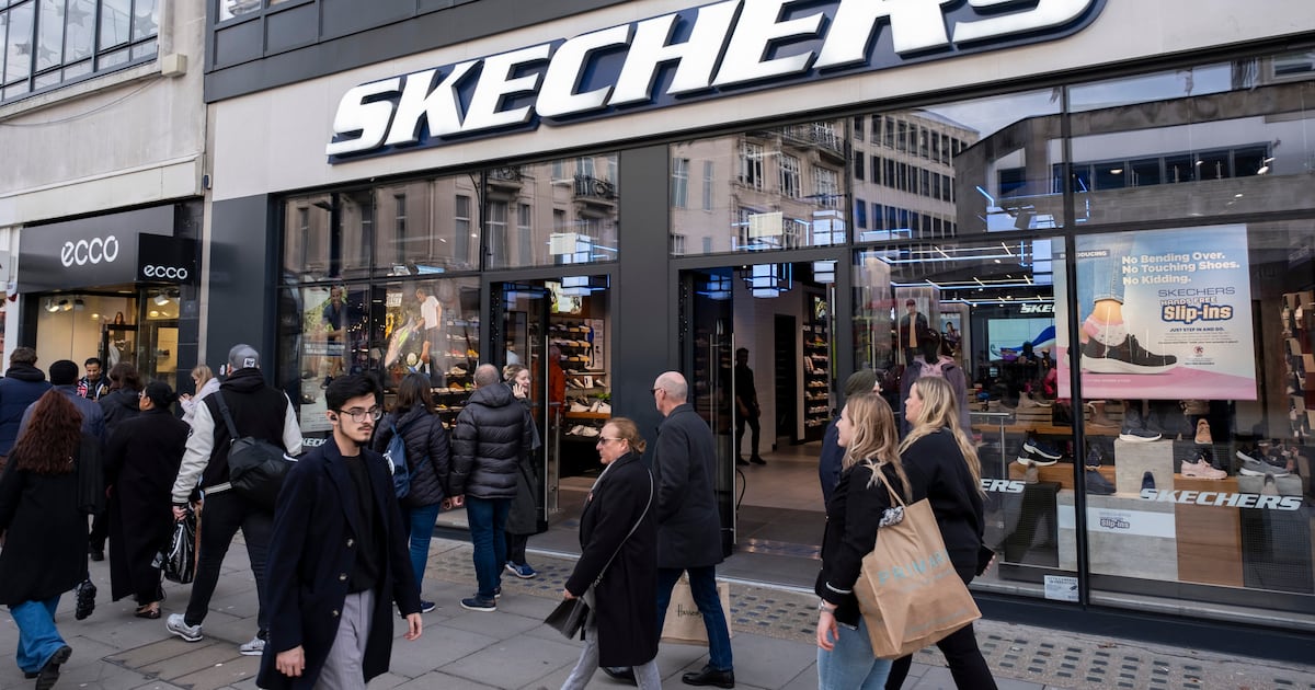 De Skechers a Foot Locker: Tarifa Chaos Spurs recorde calçados recordes, ofertas de vestuário