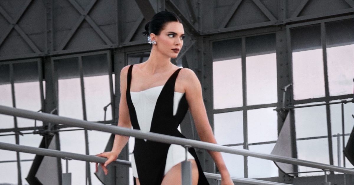 Kendall Jenner voa no retorno da maquiagem de L'Oréal x Mugler