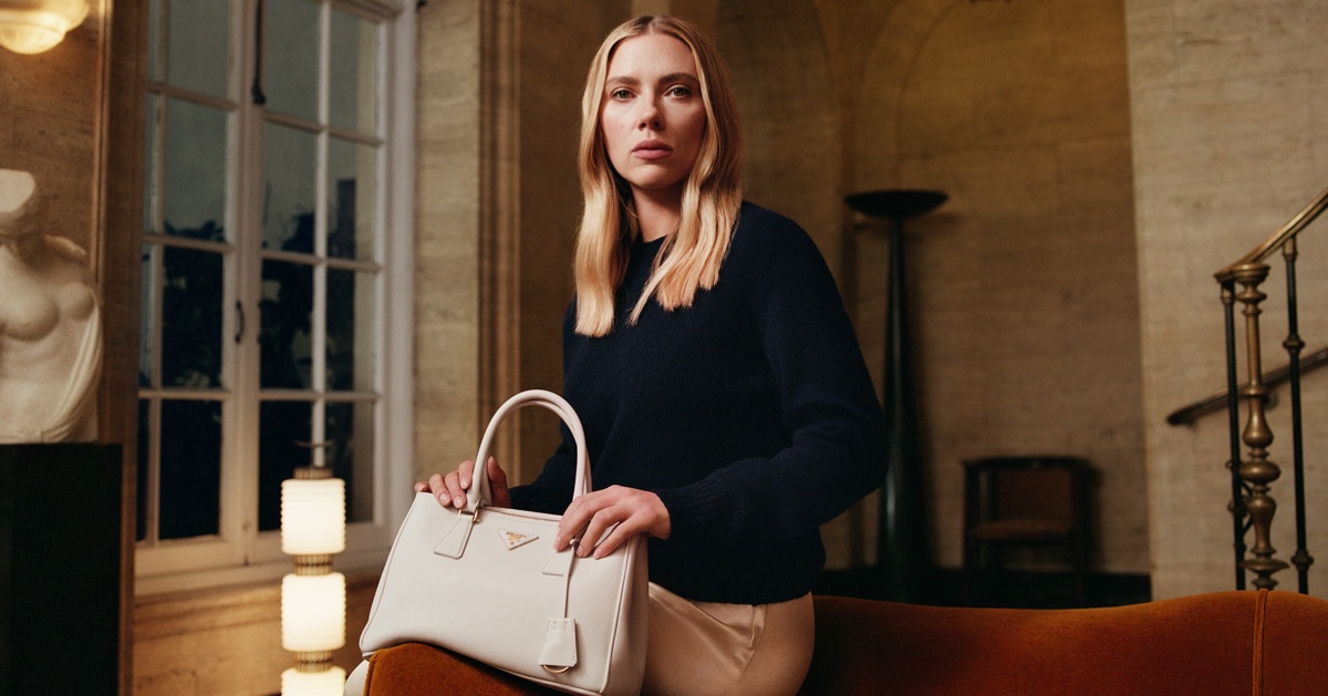 Scarlett Johansson se reinventa no anúncio da Prada Galleria
