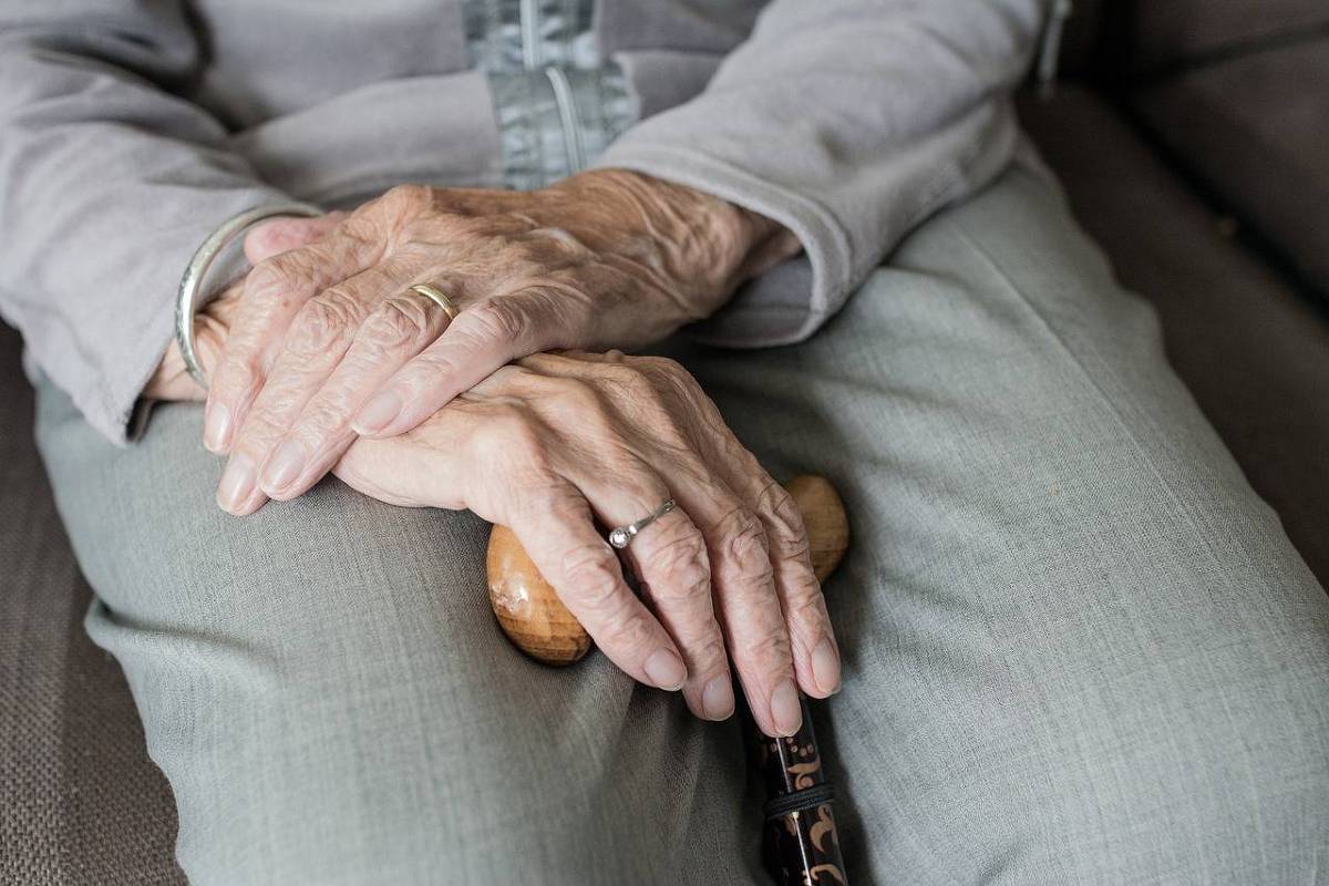 Idosos sem família enfrentam o medo de morrerem sozinhos - 18/10/2025 - Equilíbrio
