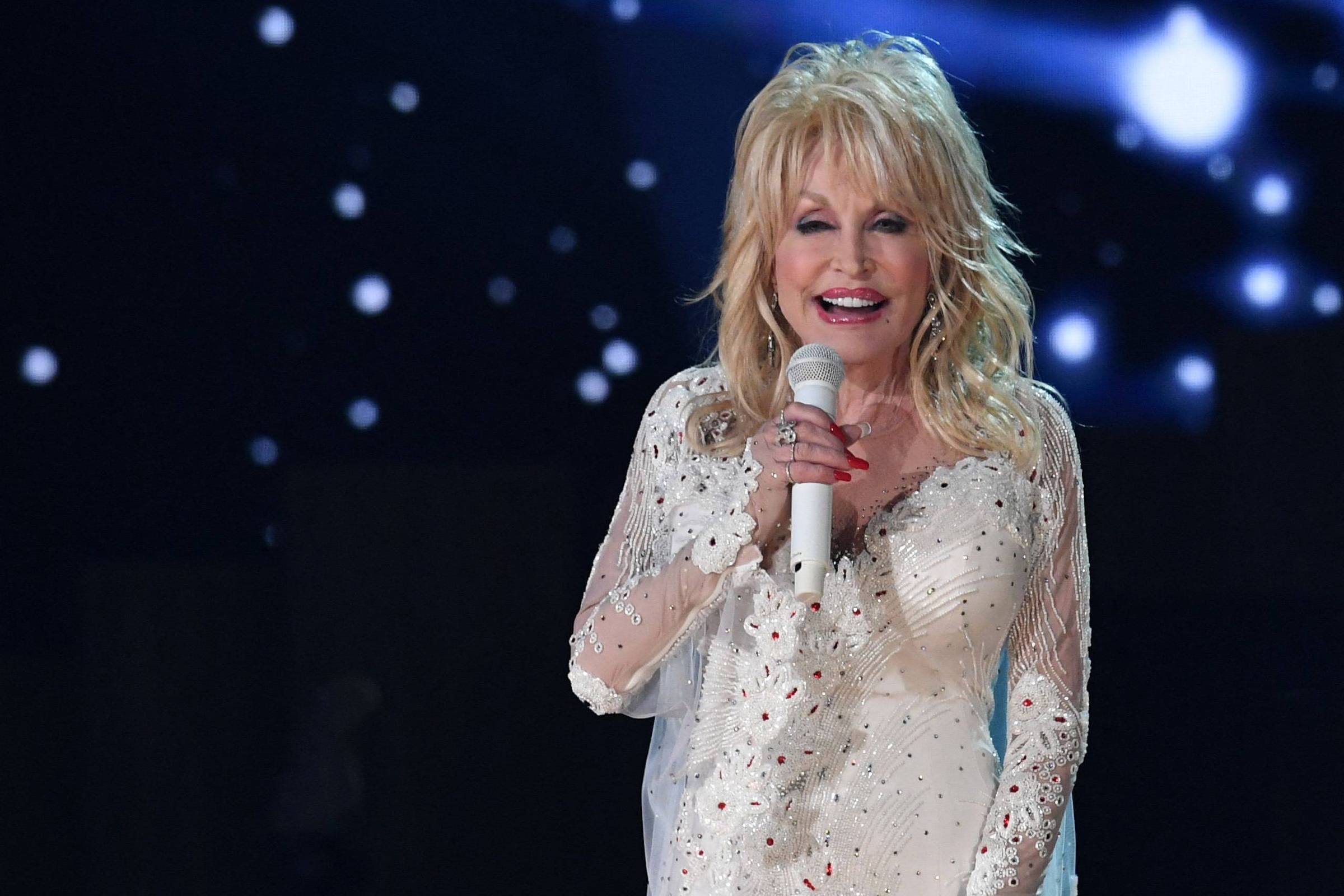 'Não estou morta ainda', diz Dolly Parton sobre sua saúde - 08/10/2025 - Ilustrada