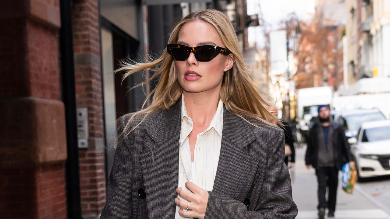 Margot Robbie desafia você a combinar jeans largos XL com as sapatilhas mais delicadas deste outono
