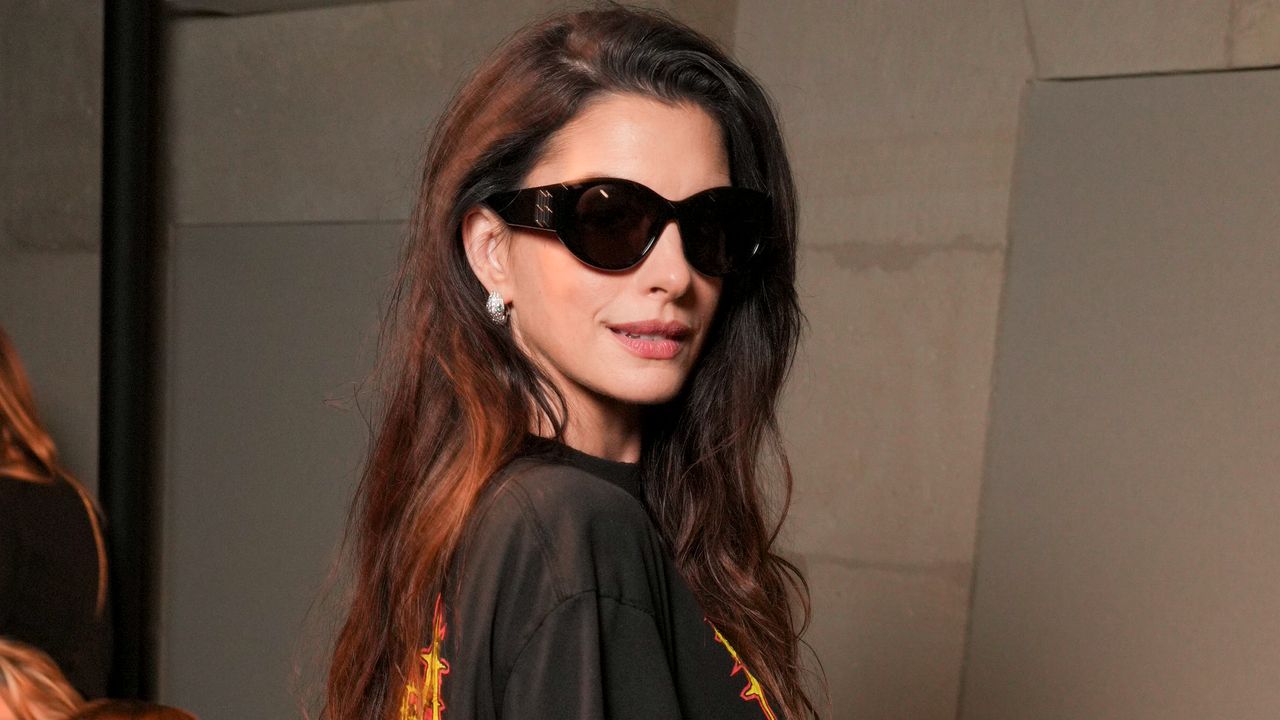 Anne Hathaway está desesperada para fazer os trens de camiseta acontecer