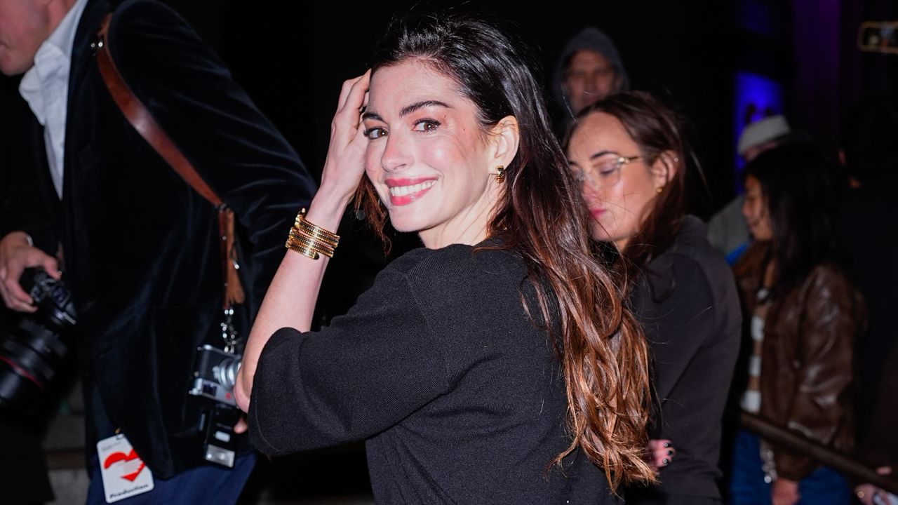 A fórmula do traje de outono de Anne Hathaway é tão fácil – e barata – de replicar