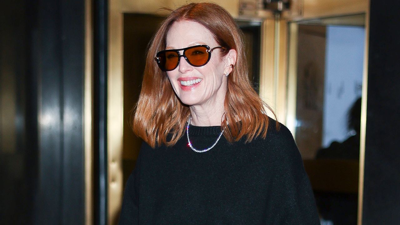 A bolsa trançada marrom de Julianne Moore é a bolsa obrigatória para o outono-inverno de 2025