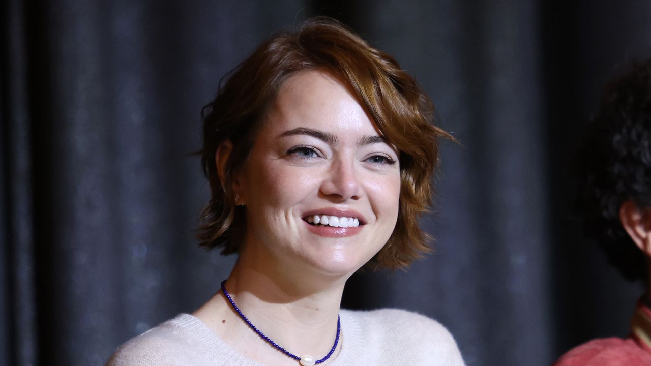 Emma Stone prova que a melhor companhia do seu suéter folgado de outono é uma minissaia de seda