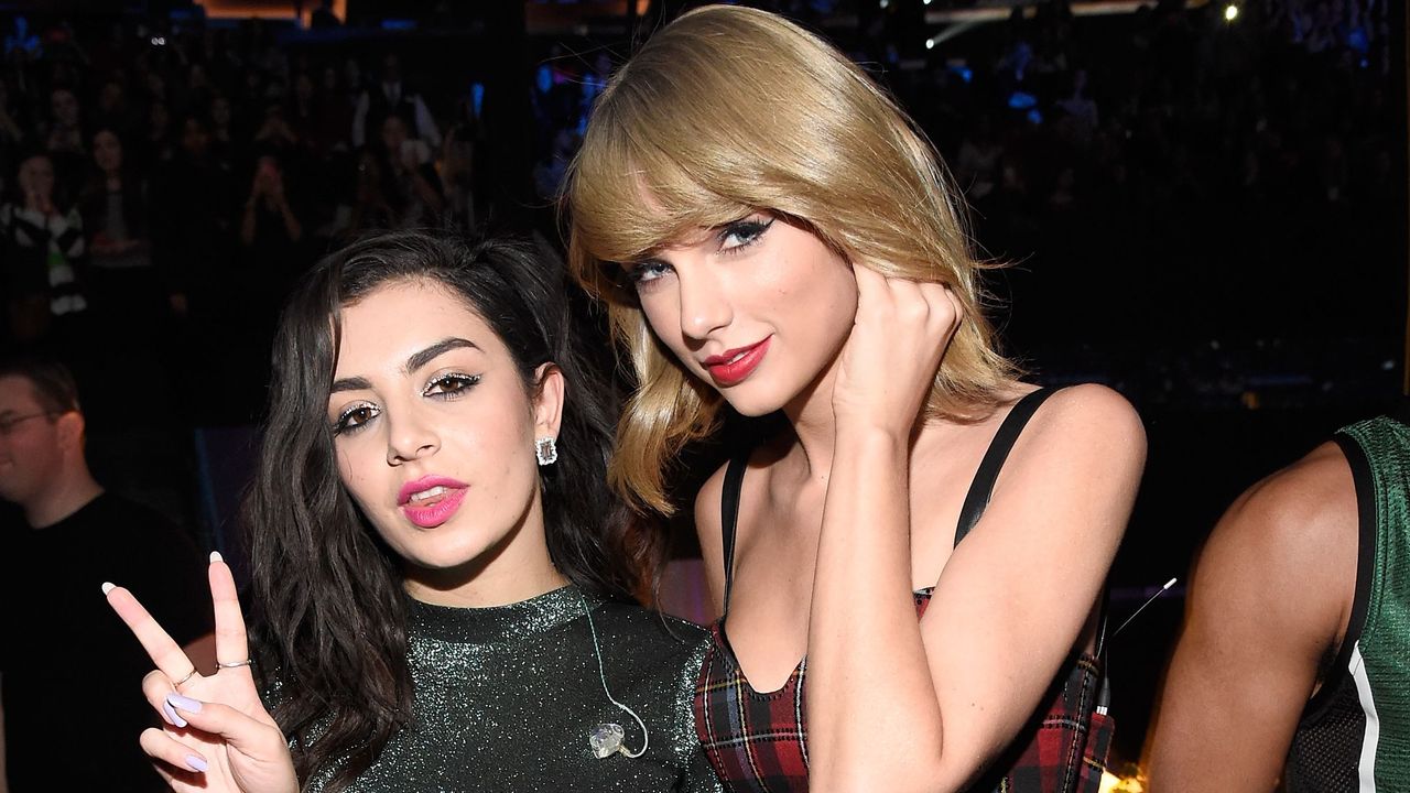 Charli XCX está prestes a lançar uma música de resposta de Taylor Swift? Os fãs pensam assim