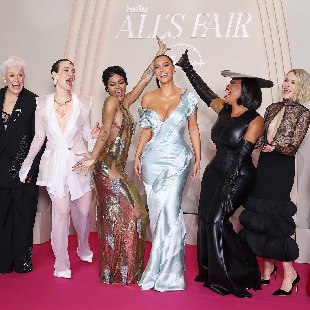 Em cena na estreia de “All's Fair” do Hulu em Paris: Kim Kardashian em Vintage Dior, Teyana Taylor em Gold Schiaparelli, Niecy Nash em Norma Kamali, Sarah Paulson em Sheer Schiaparelli, Kris Jenner em Oscar de la Renta, Naomi Watts em Valentino e Glenn Close em Balmain