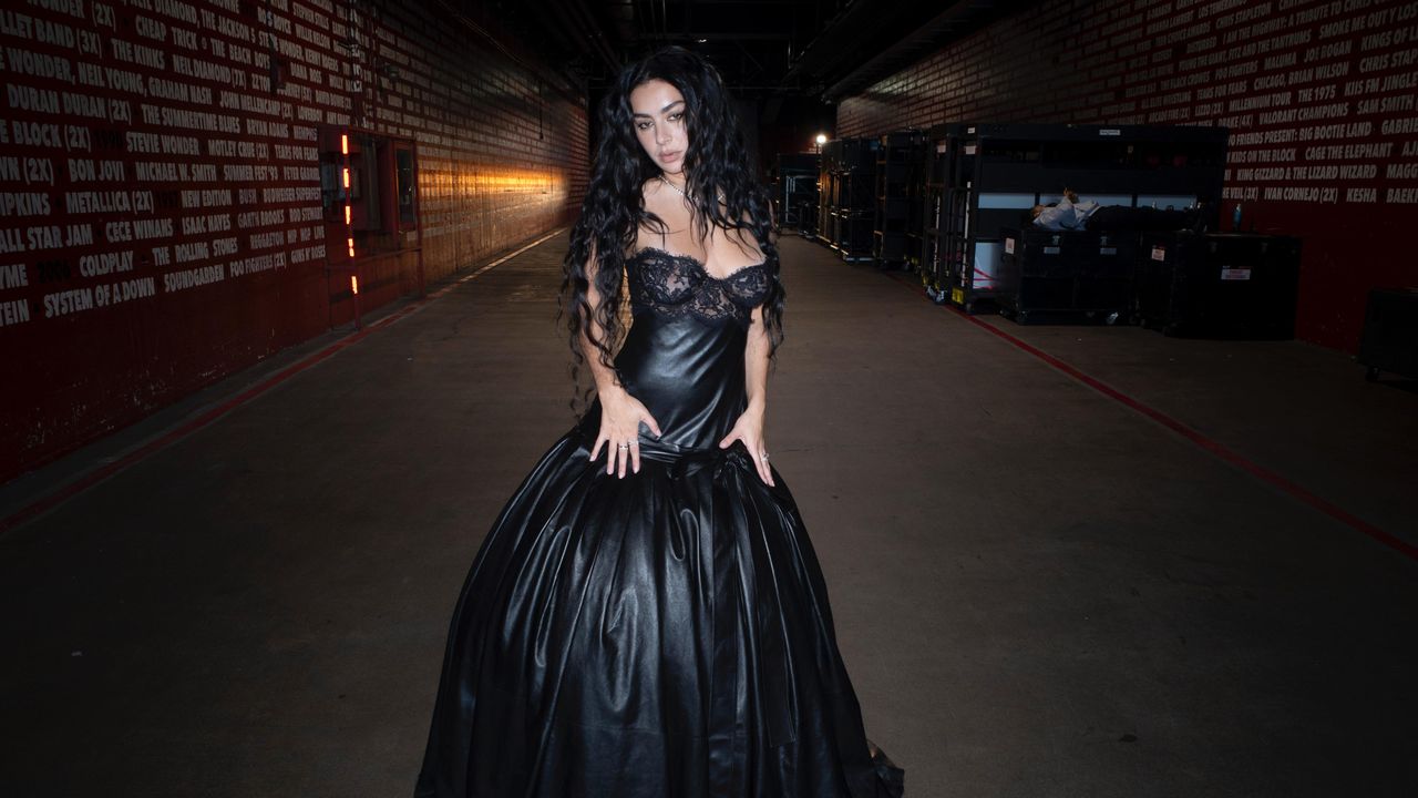 Charli xcx chega à gala do Academy Museum de 2025 - e ao Lorde Show - em uma noite