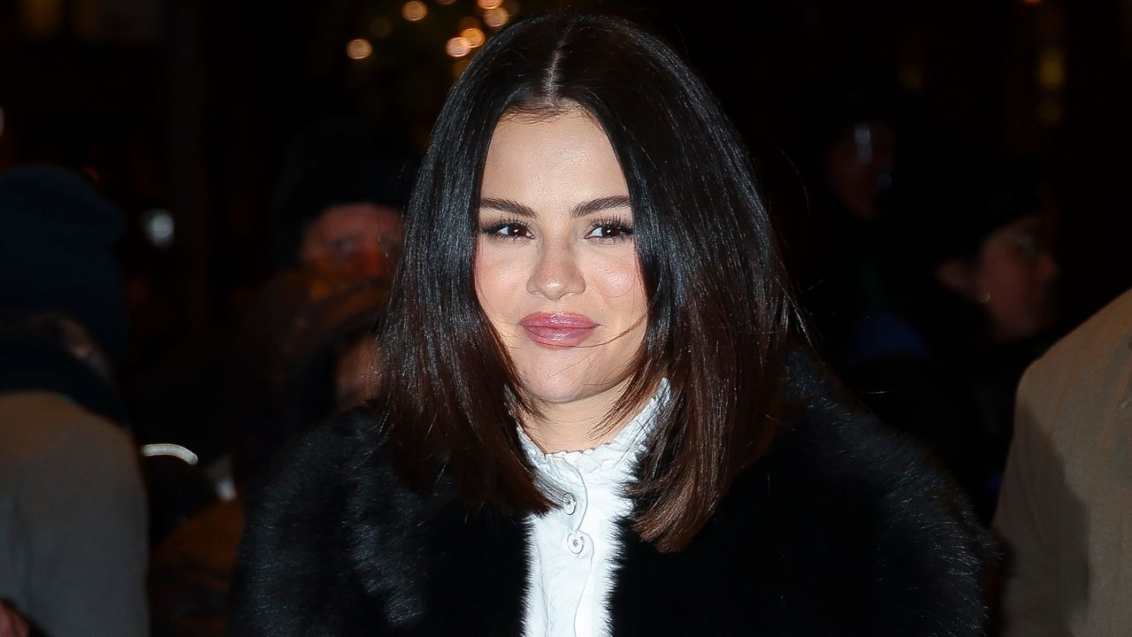 Selena Gomez abandona o branco nupcial para usar o casaco mais popular deste inverno