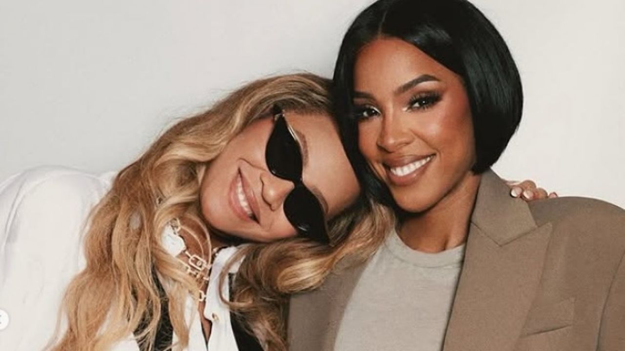 Beyoncé apoia Kelly Rowland na turnê "Boy is Mine" em um macacão Elisabetta Franchi preto e branco