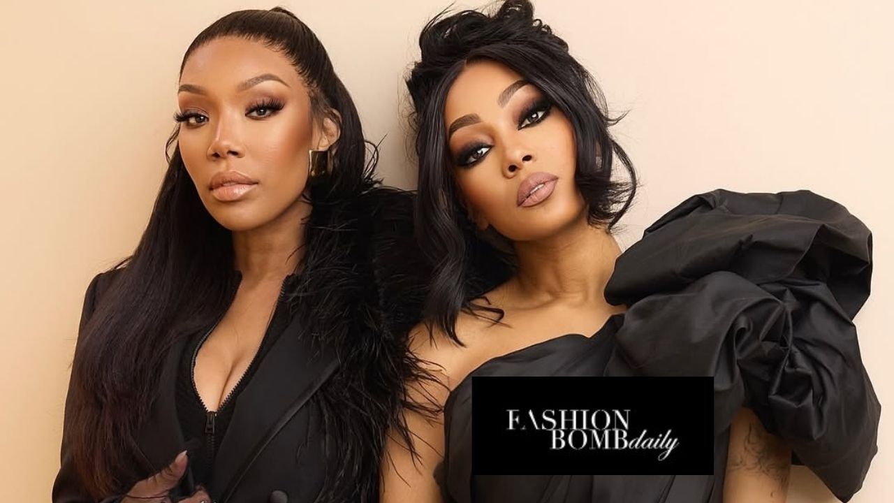 Brandy e Monica comemoram o fim da turnê "The Boy is Mine" em um vestido blazer Versace preto e vestido Monsoori