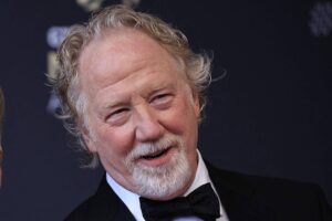Timothy Busfield se entrega à polícia após ordem de prisão - 13/01/2026 - Ilustrada