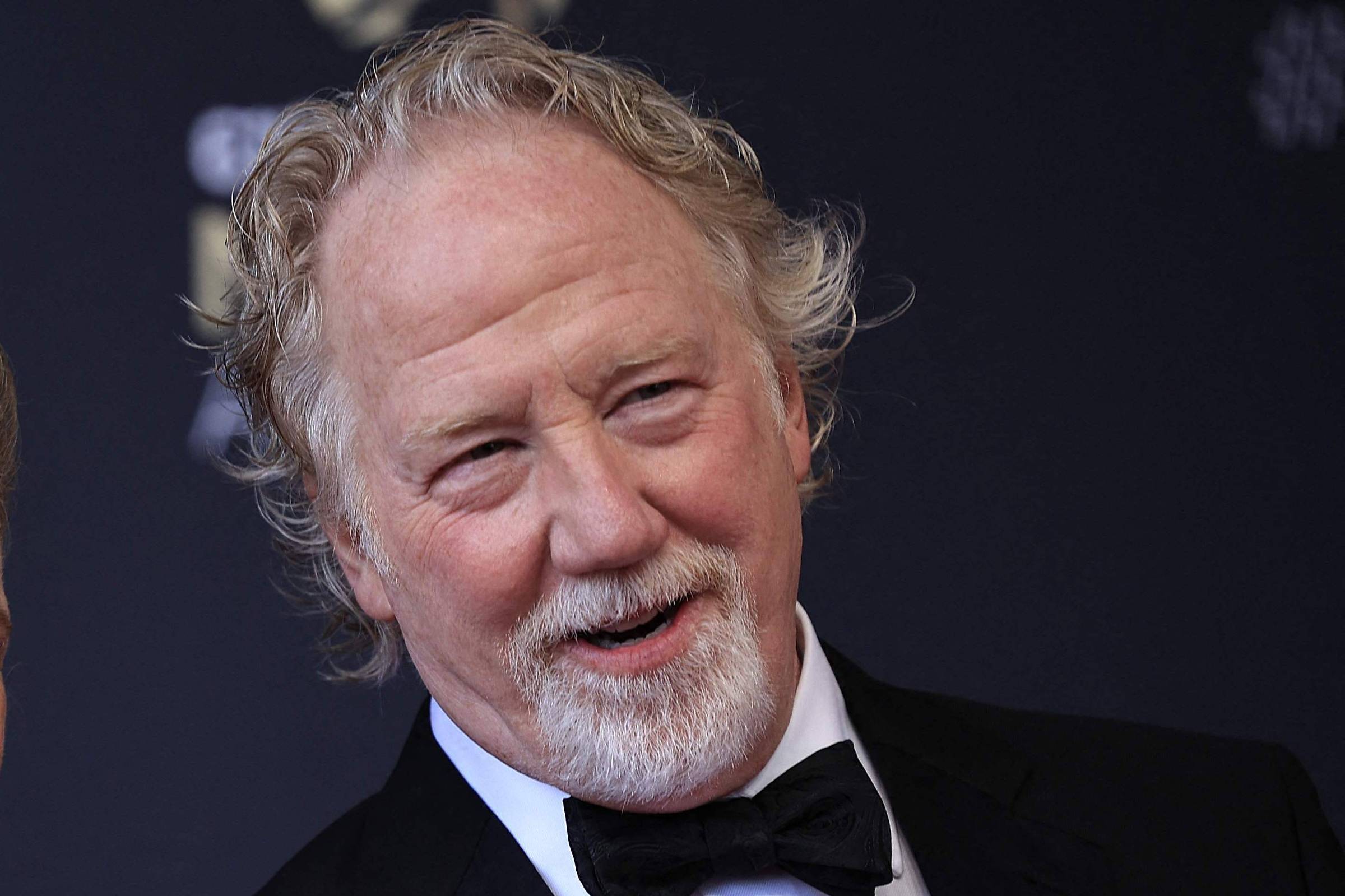 Timothy Busfield se entrega à polícia após ordem de prisão - 13/01/2026 - Ilustrada