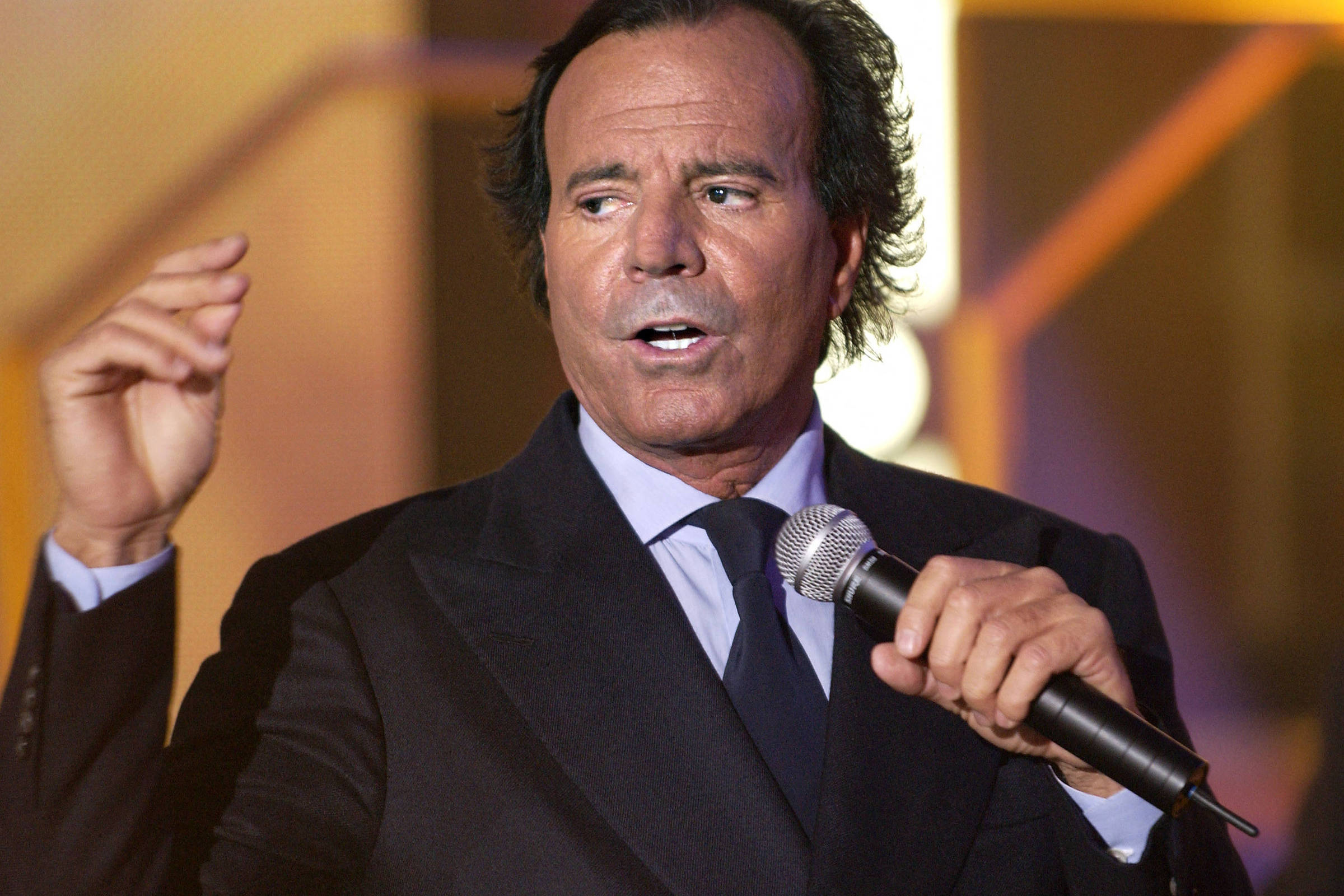 Julio Iglesias: Espanha arquiva inquérito de crime sexual - 23/01/2026 - Ilustrada