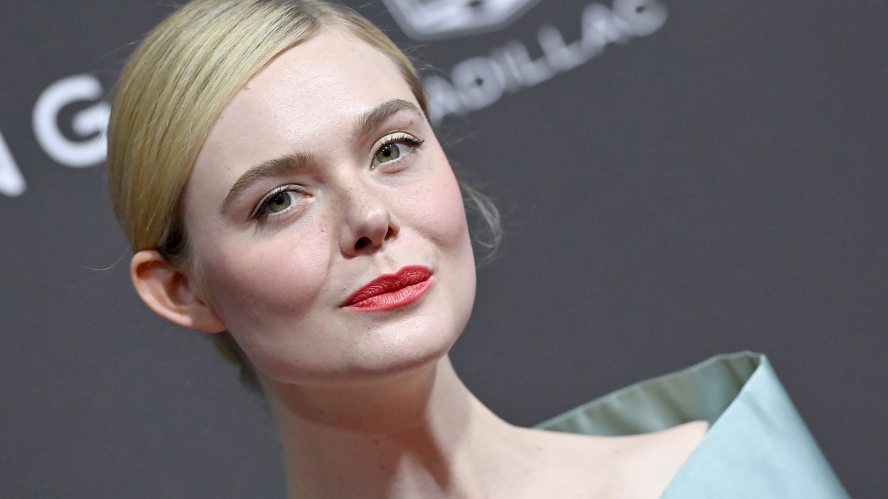 As unhas de vidro nuas de Elle Fanning provam que a manicure é a melhor amiga de uma garota com unhas curtas