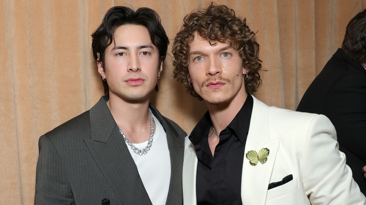 Hudson Williams e Connor Storrie se reúnem na Itália para o revezamento da tocha olímpica