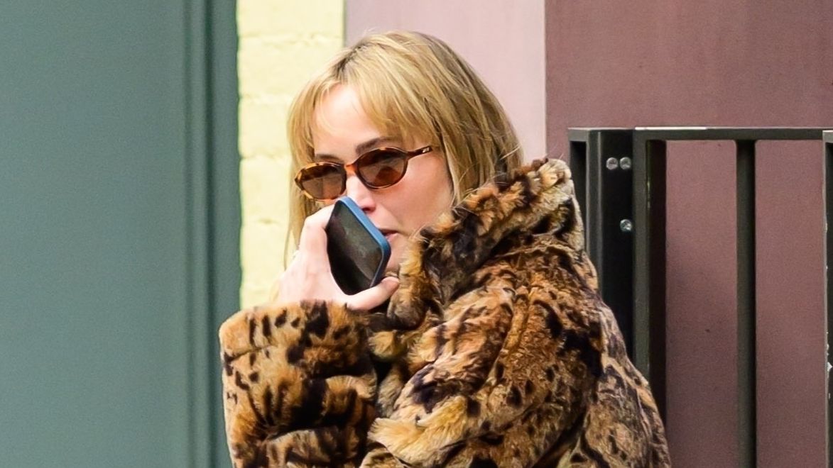 Jennifer Lawrence prova que as melhores sapatilhas de primavera ficam tão bem com moletons e jeans