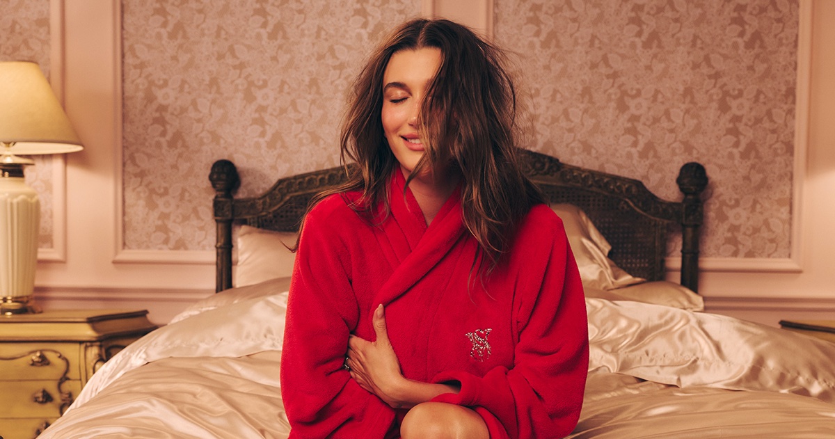 Hailey Bieber impressiona no Dia dos Namorados da Victoria's Secret