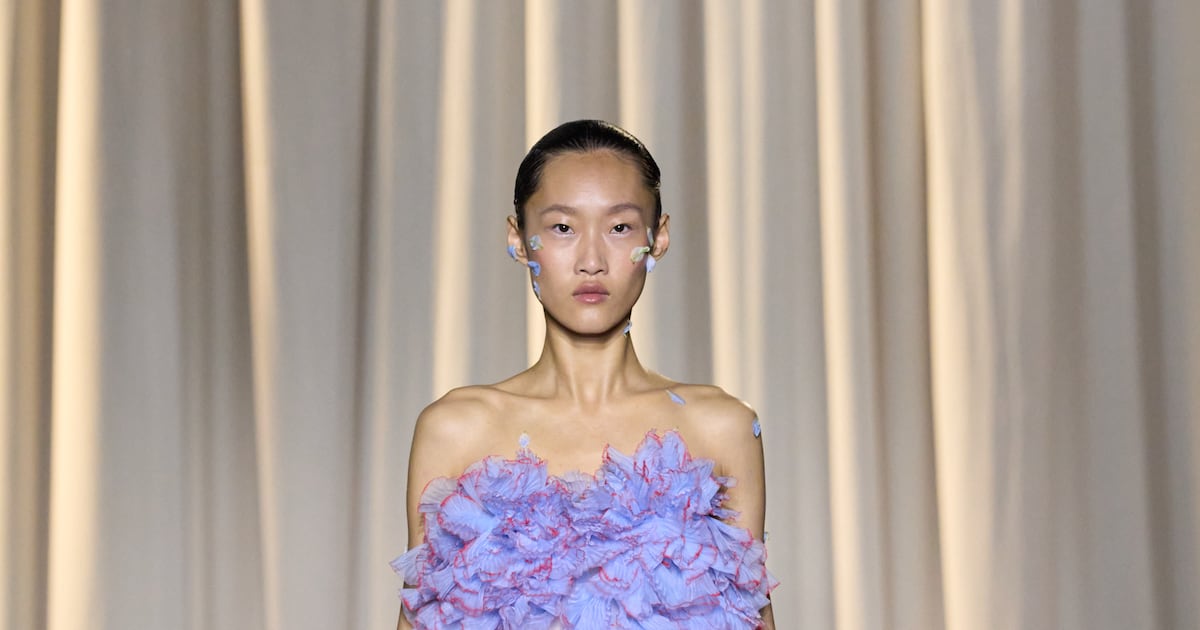 Giambattista Valli cancela desfile de alta costura em Paris citando 'revisão de atividades'
