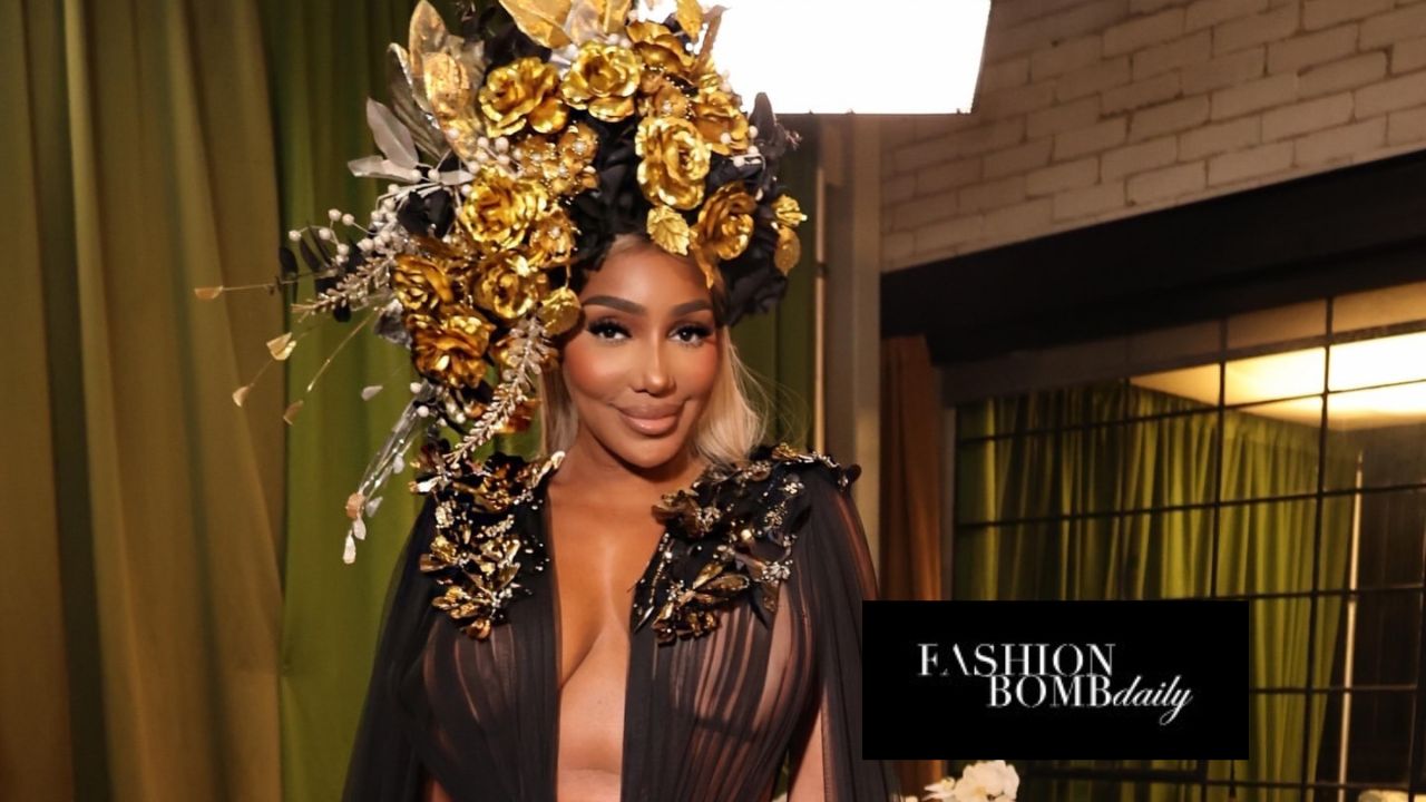 Nene Leakes chama a atenção com o vestido preto transparente Michael Costello e o chapéu Laurel DeWitt na última viagem da Bravo