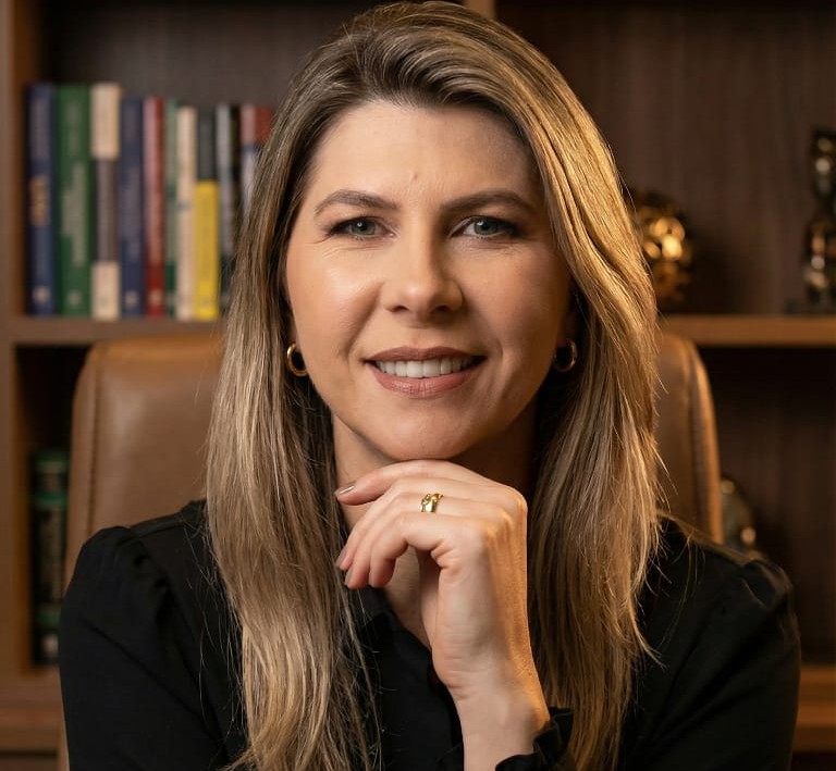 Thaís Janaina Wenczenovicz