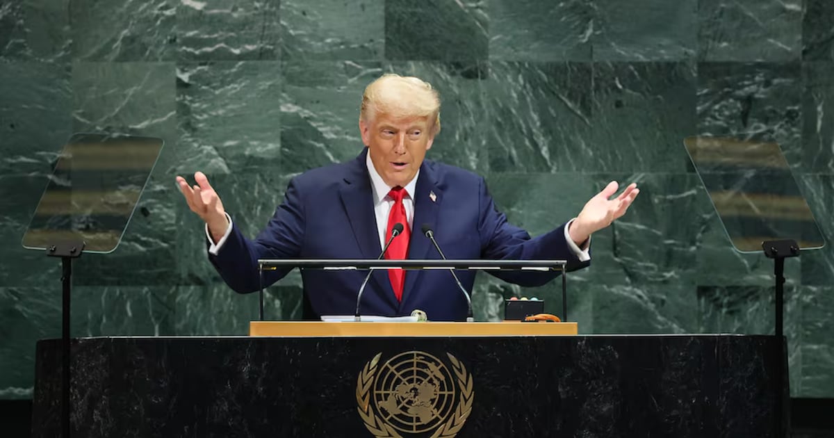 Trump atinge 8 países europeus com tarifas enquanto persegue a Groenlândia