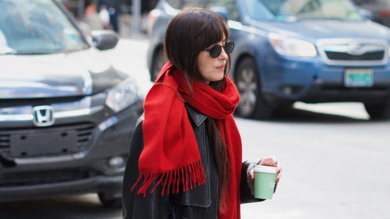 Dakota Johnson encontrou um substituto para o mocassim para combinar com jeans justos na primavera de 2026