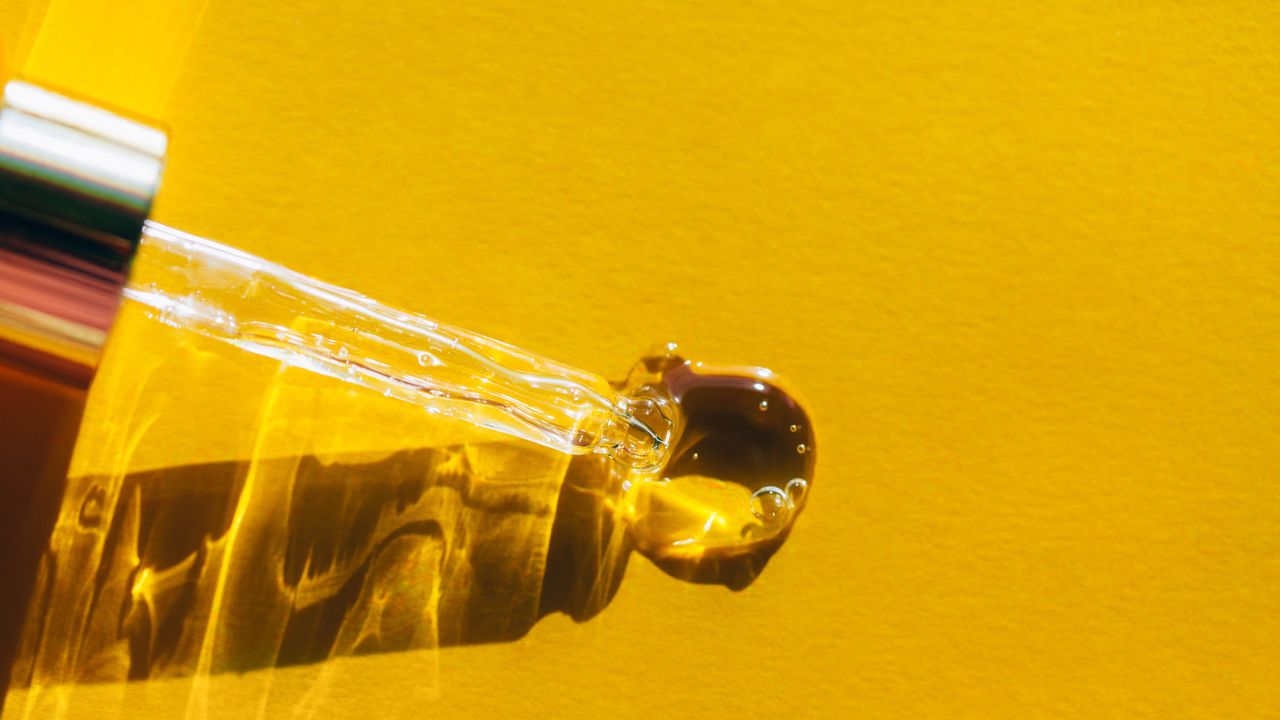 Como aplicar óleo de argan para cabelos lisos, de acordo com cabeleireiros profissionais