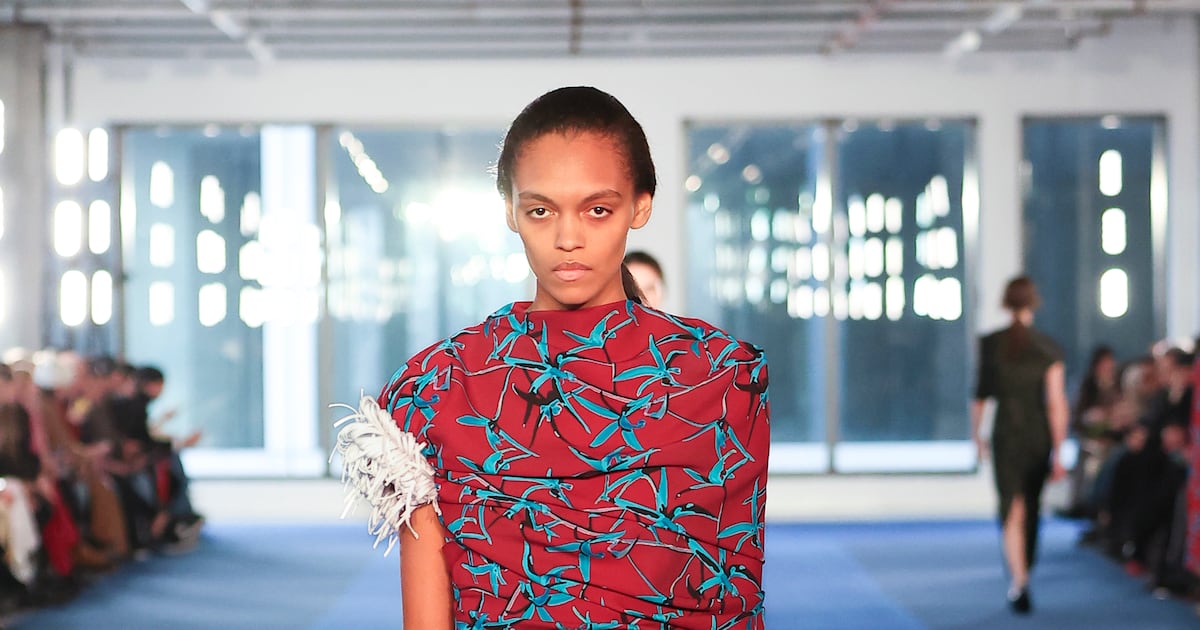 A versão de Rachel Scott da mulher Proenza Schouler