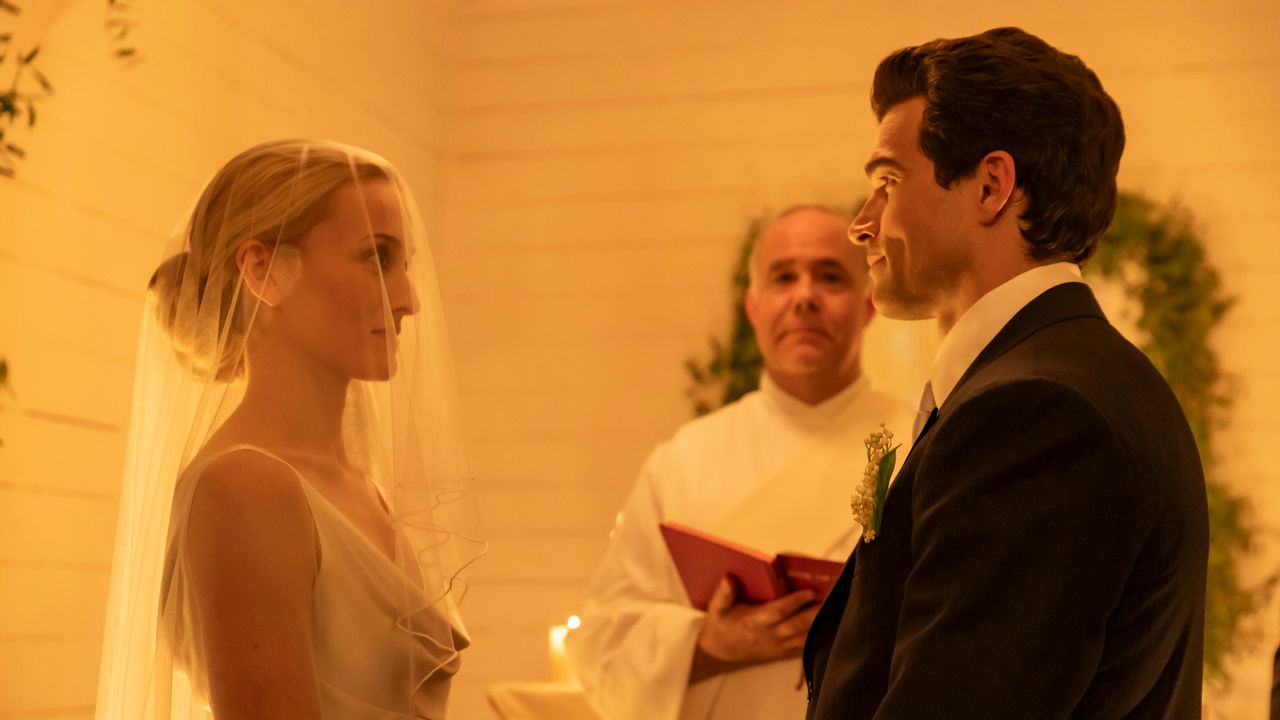 A comovente história de amor: cena de JFK Jr. e Carolyn Bessette cortada do episódio do casamento