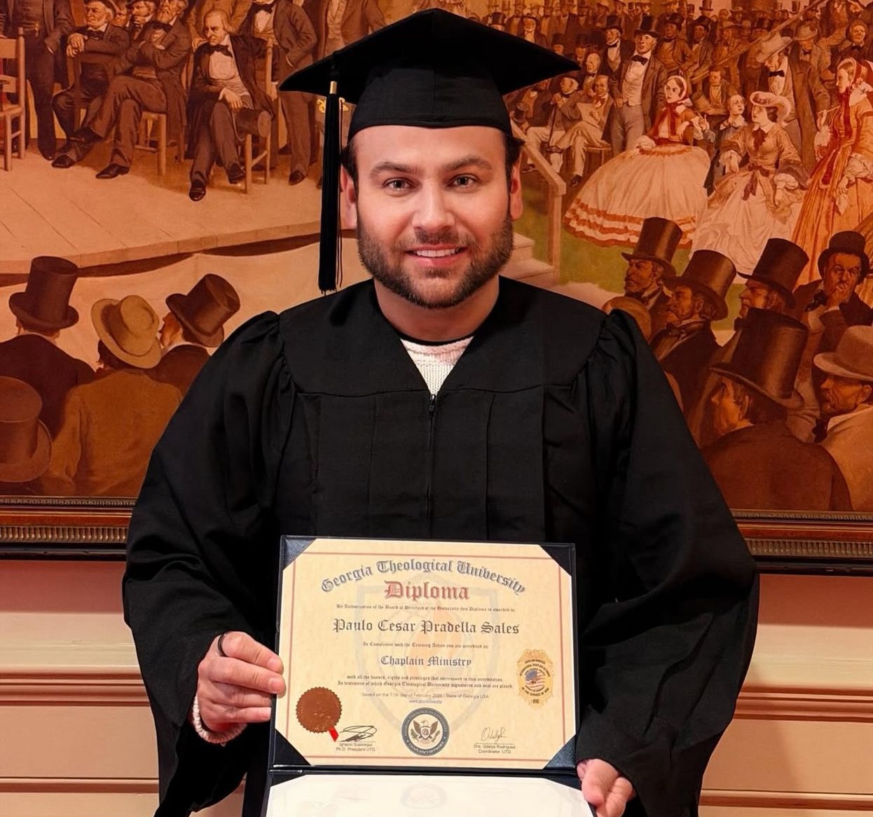 Uma noite marcada por emoção, reconhecimento acadêmico e reflexões espirituais celebrou a conclusão da formação em Teologia de Paulo Cesar Pradella Sales, que recebeu seu diploma em uma cerimônia realizada na University Georgia, nos Estados Unidos.