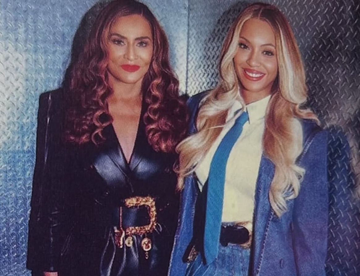 Beyoncé em Blue Denim Romeo Hunte com Tina Knowles no Super Bowl
