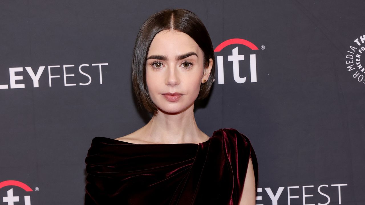 As unhas compridas de amêndoa de Lily Collins têm o formato perfeito para a tendência de manicure branca perolada do verão