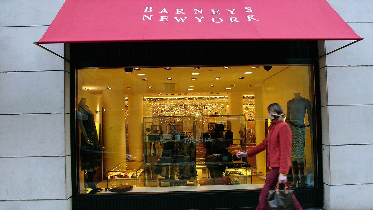 A Barneys deveria voltar? | Voga