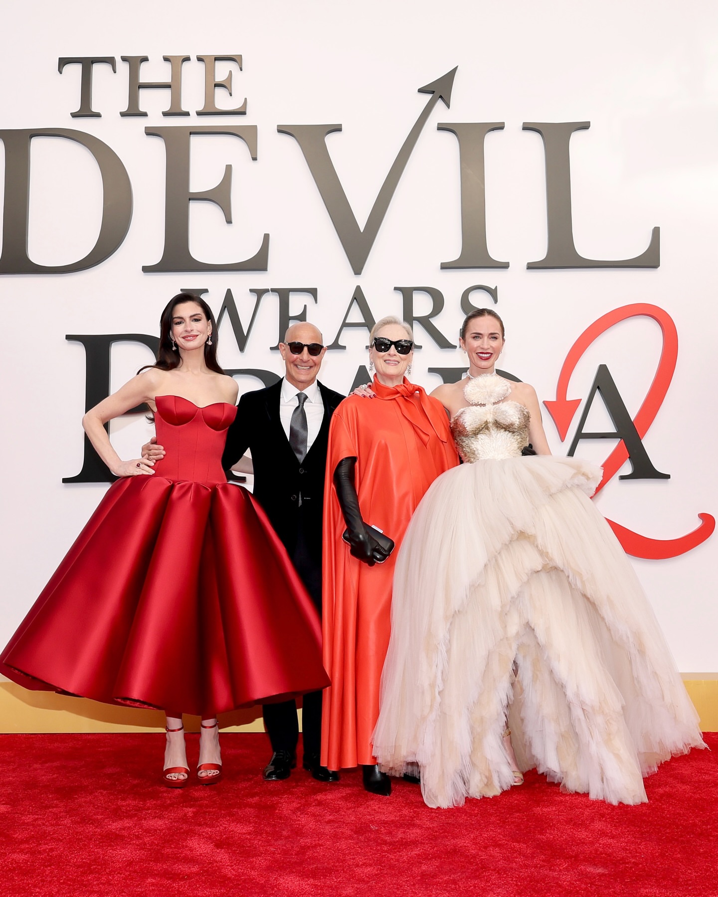 Em cena na estreia mundial de O Diabo Veste Prada 2: Anne Hathaway em Louis Vuitton, Meryl Streep em Red Givenchy, Emily Blunt em Schiaparelli e muito mais!