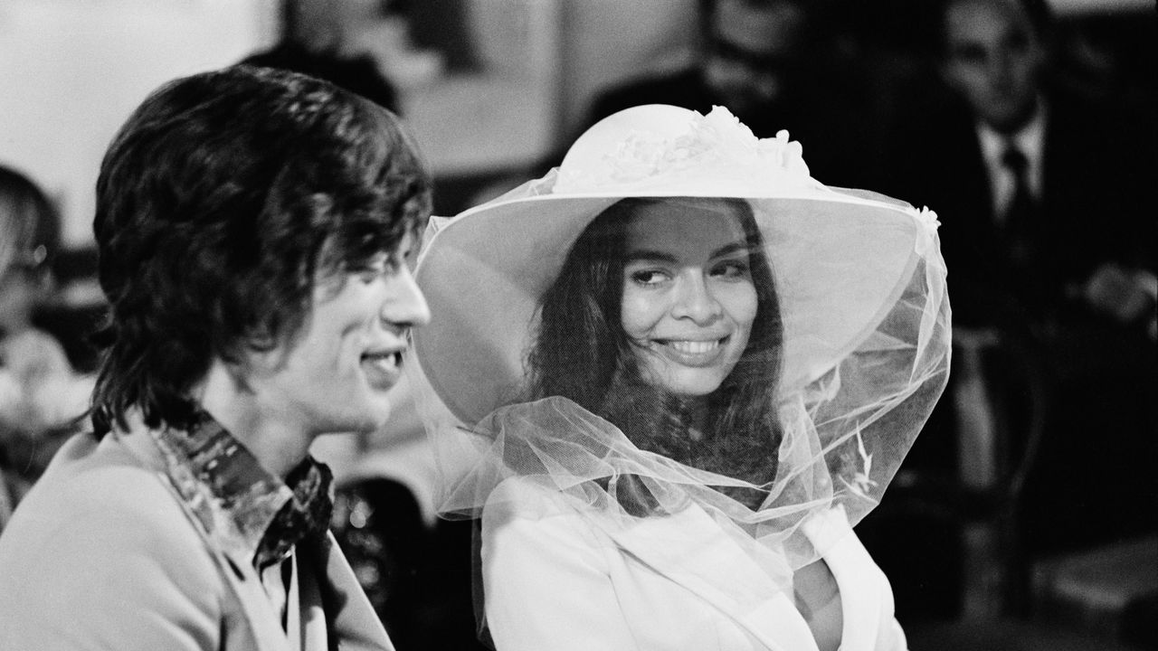 O terno de saia de casamento de Dua Lipa é uma homenagem à noiva original e legal