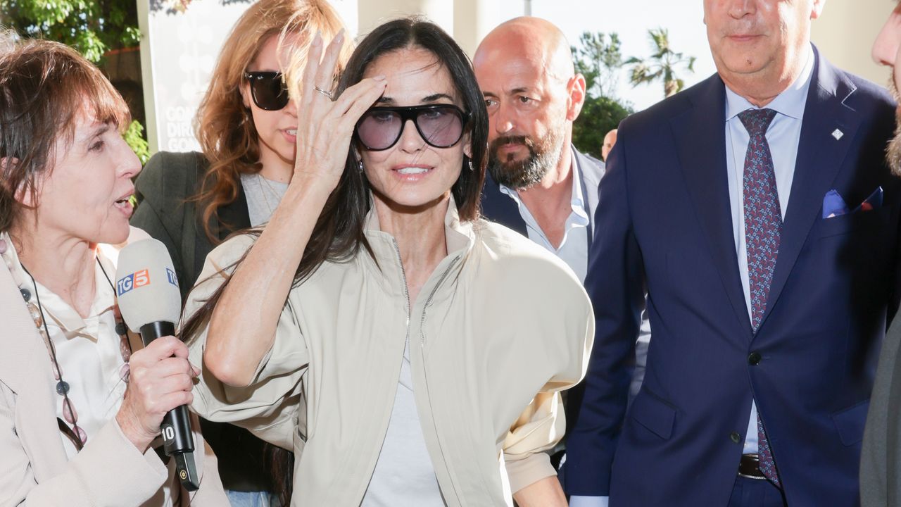 O look jeans e mocassins com punho de Demi Moore em Cannes é melhor do que qualquer vestido no tapete vermelho